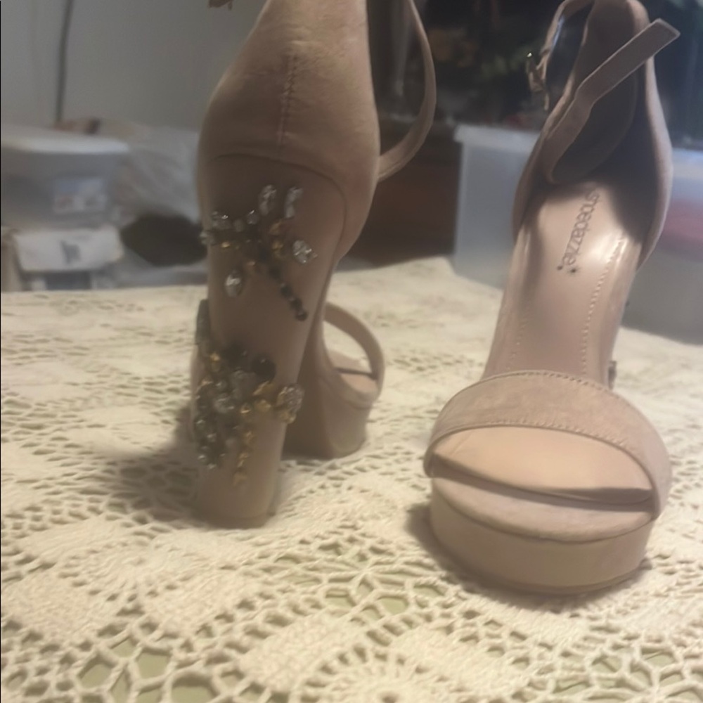 Shoe Dazzle Cream Block Heel Sandals with Ankle Strap
